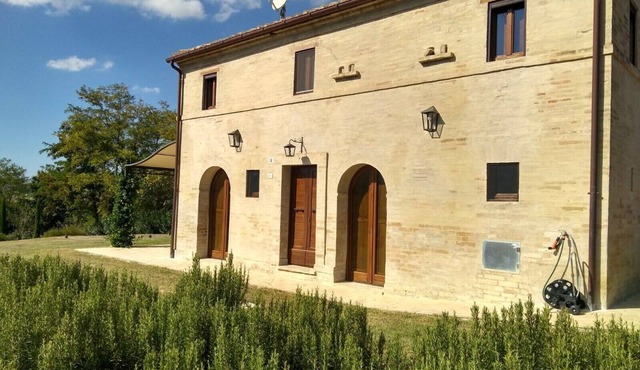 Villa Casale Leporello, sleeps 7, with pool in stunning location