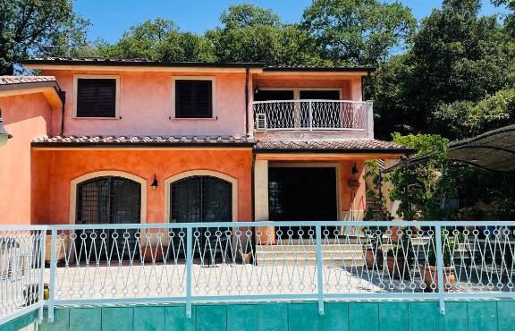 Villa con piscina sul lago