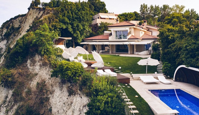 Villa del Conero, a luxury refuge in the magic of the Conero Riviera,