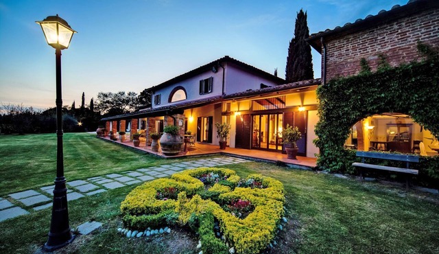 Villa del Lago. Independent Villa up to 18 guests. Private heated pool