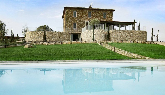 Villa Edesia: A characteristic and welcoming three-story villa surrounded by meadows and by green hills, with Free WI-FI.