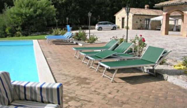 "Villa Elena"—a small apartment in a farmhouse with a pool