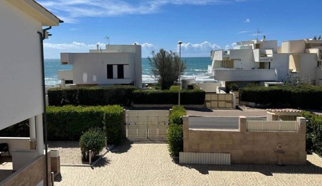 Villa 'Fronte Mare' with Sea View, Wi-Fi and Air Conditioning