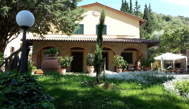 villa immersa nel verde con vista mozzafiato