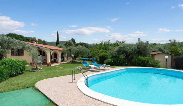Villa in Bibbona with 2 bedrooms sleeps 4