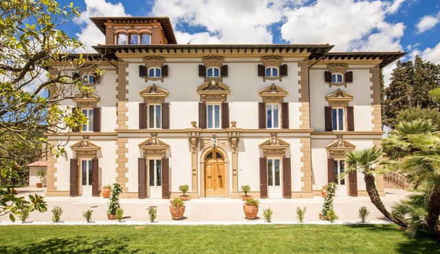 Villa in Castelvecchio with 7 bedrooms sleeps 14