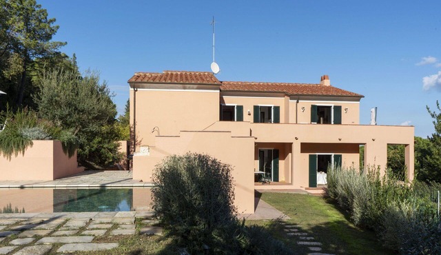 Villa in Literno with 4 bedrooms sleeps 10