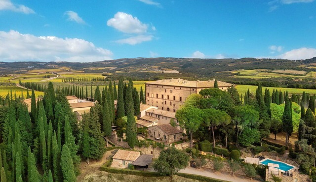 Villa in Montalcino with 11 bedrooms sleeps 22