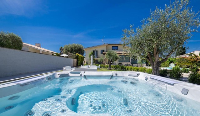 Villa Karina - Luxury Suite, Jacuzzi Pool & Garden Ostia Rome
