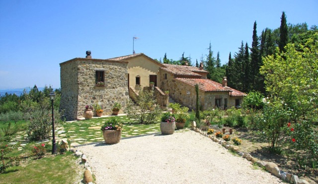 Villa La Felce, a typical Tuscan farmhouse surrounded by nature