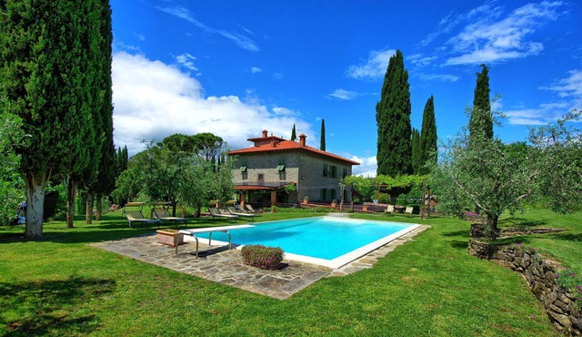 Villa Lo Scoiattolo - Holiday Country Villa with private swimming pool in Casentino Valley, Tuscany