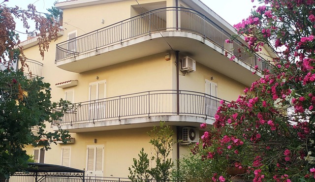 VILLA MARIA - Elegant attic in country villa 2km sea