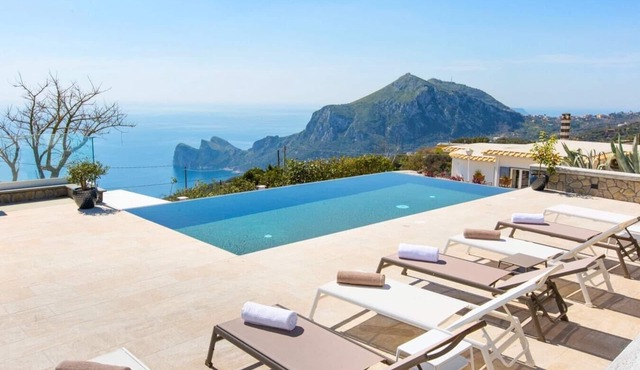Villa Nicola, with sea views and pool