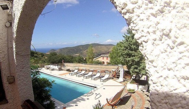 Villa Origano: A characteristic and welcoming villa located on a hillside, facing the sea.