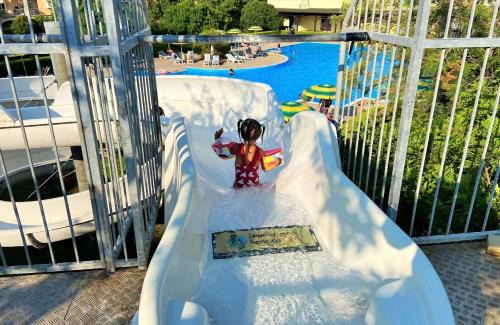 Villa Pizzo Beach Club - FREE Pool & Private Beach Perfect for Families