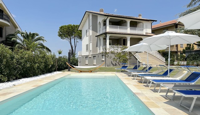 Villa Rugiada, 6 Bedrooms, 6 Baths, Pool and Jacuzzi, a few km from the sea