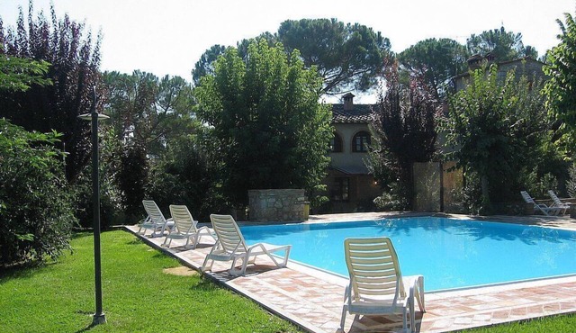 Villa Saveria D: A welcoming apartment surrounded by the greenery.