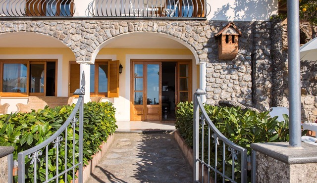 Villa Savina - Elegant Family Villa Overlooks Amalfi Coast