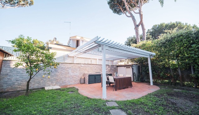 Villa 'Silvia A Fregene' with Private Terrace, Wi-Fi and Air Conditioning