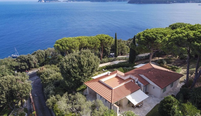 Villa surrounded by greenery with breathtaking views over the Gulf of Spartaia and Procchio