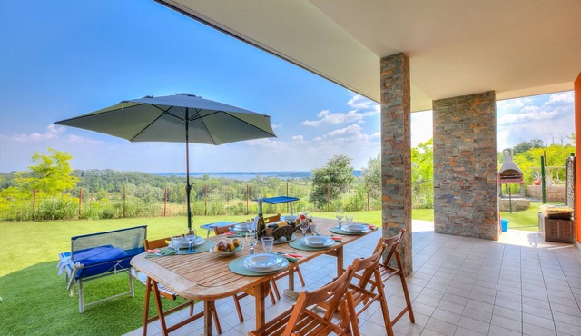 Villa Teresa Apt Lake Garda View 2BR + Pool (Sleeps 6), Soiano del Lago, Italy