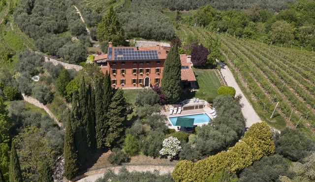 Villa Terrarossa with Pool in the Vineyard