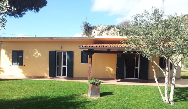 Villa with large garden overlooking the castle, the sea and the countryside
