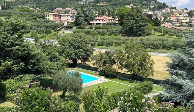Villetta Cavaion, in the middle of olive groves & vineyards overlooking the lake