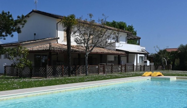 VIVA2 - Numana, four-room apartment in villa with swimming pool