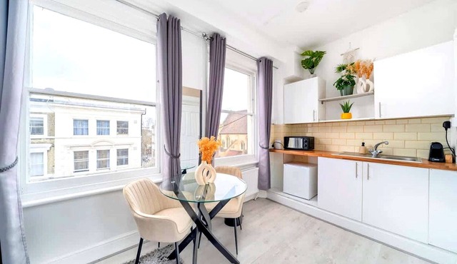 West Kensington Modern Couple Retreat