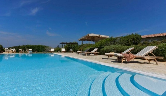 White Retreat 17, prestigious rental villa with pool and amazing view over the hills and the vin.