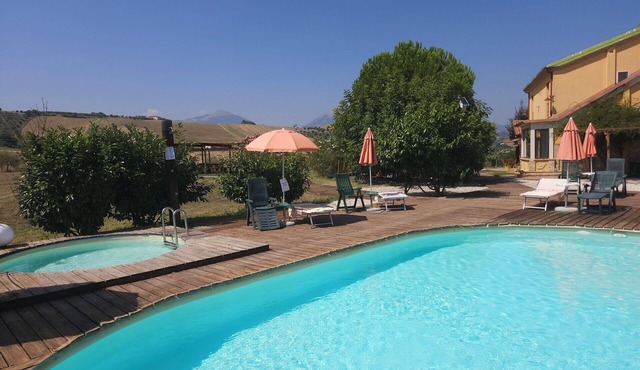 Wonderful private villa with private pool, A/C, WIFI, TV, patio and pets allowed, close to Teramo