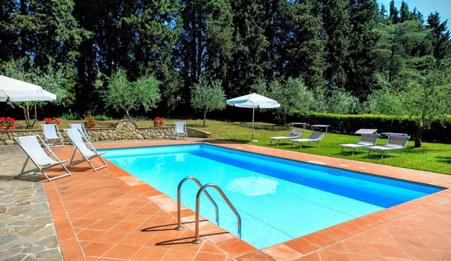 Wonderful private villa with WIFI, A/C, private pool, patio and panoramic view, close to Siena