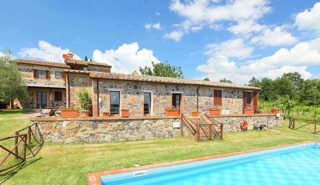 Wonderful private villa with WIFI, A/C, hot tub, private pool, TV, patio, pets allowed and parking