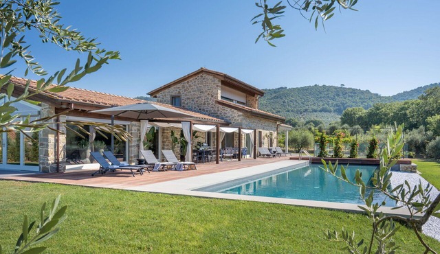 Wonderful private villa with sauna, A/C, hot tub, WIFI, private pool, TV and patio, close to Cor.