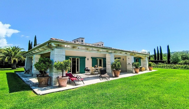 Wonderful private villa for 5 guests with A/C, WIFI, hot tub, TV, patio and pets allowed