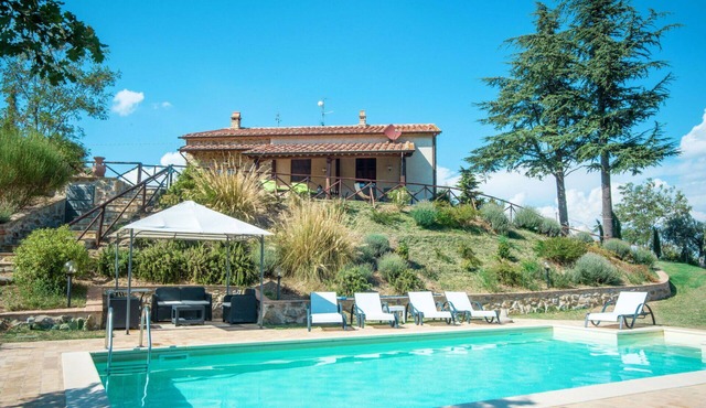 Wonderful private villa with private pool, hot tub, WIFI, TV, patio, pets allowed and panoramic .