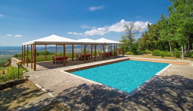 Wonderful private villa for 26 guests with WIFI, private pool, patio, pets allowed and parking