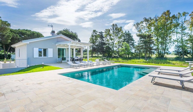 Wonderful private villa for 8 people with private pool, WIFI, A/C, TV, terrace and pets allowed
