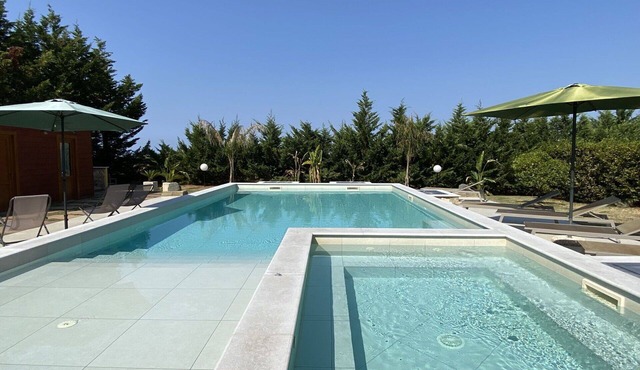 Wonderful private villa with WIFI, hot tub, private pool, A/C, TV, patio and pets allowed