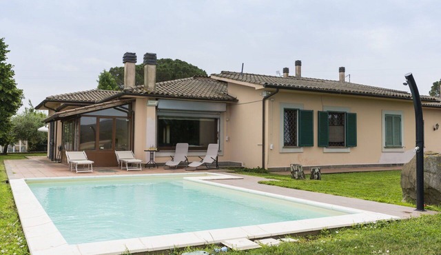 Wonderful private villa for 8 people with WIFI, A/C, private pool, TV, pets allowed and parking