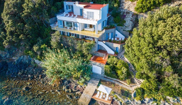 Wonderful single villa in a unique location along the coast between procchio and Marciana Marina ,with private beach, air conditioning and wi fi . It can accommodate up to 11 people. It is spread over three levels : from the provincial road, where there
