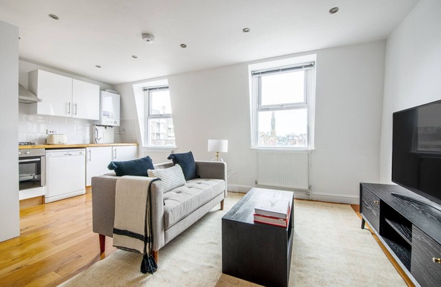 Cosy Bayswater 1 BR on Queensway opp. Underground stn, by Blueground