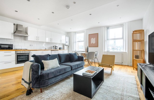 Nice Bayswater 2 BR on Queensway opp. Underground stn, by Blueground