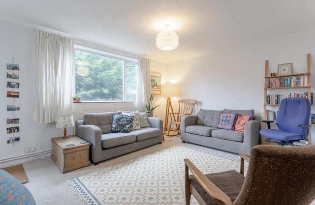 Spacious North London Flat With Balcony