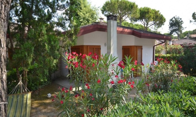 Bibione Lido dei Pini Apartment | Beautiful house with garden and fireplace