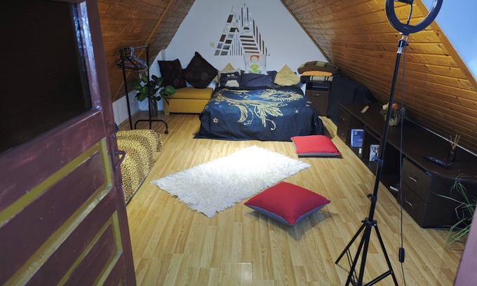 Brasov City Centre Apartment | Cozy studio in brilliant Brașov with WiFi access