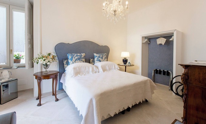 Meta House | Daphne Suite with garden within walking distance of the station and the sea