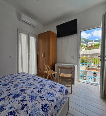 Lacco Ameno House | La casa di Giuliana primo piano con balcone