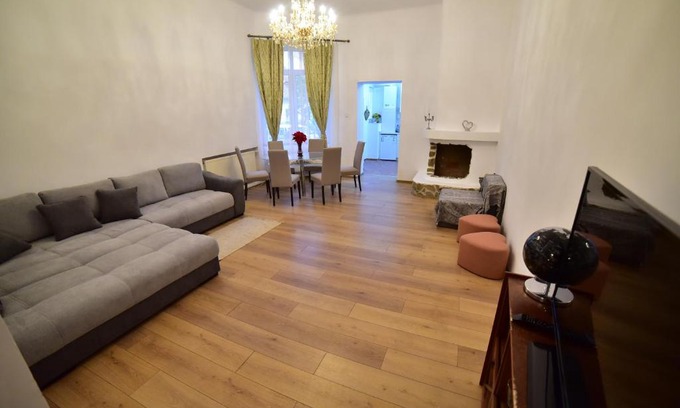 Sibiu Old Town Apartment | La Cristina - Big Square Apartment